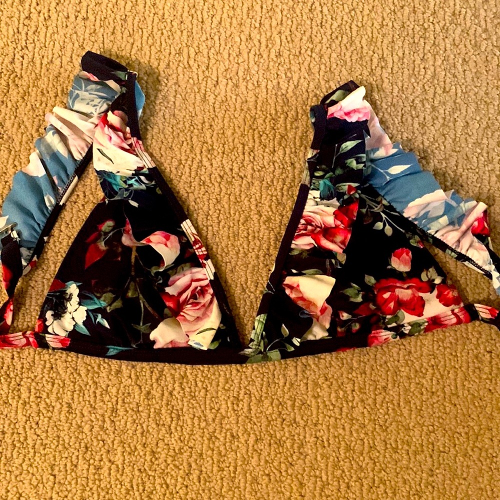 Adorable ruffle triangle bikini top, excellent condition.